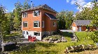 Maison au bord de l'eau dans un décor enchanteur