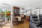 Maison au bord de l'eau dans un décor enchanteur