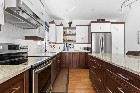 Maison au bord de l'eau dans un décor enchanteur