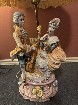  Lampe italienne avec figurines en porcelaine