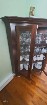 beau meuble curio en coin tout en bois