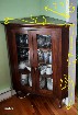 beau meuble curio en coin tout en bois