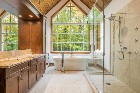 MAISON &Agrave; &Eacute;TAGES * 1.16 ACRE * EASTMAN
